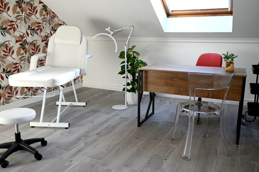 Salle Automne chez M&Vous, ambiance douce et cocooning pour praticiens du bien-être.
