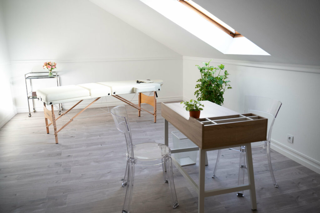 Salle Été chez M&Vous, espace chaleureux et lumineux pour praticiens du bien-être.