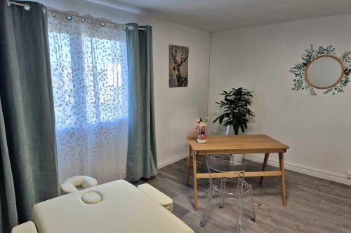 Salle Printemps chez M&Vous, espace lumineux et apaisant pour praticiens du bien-être.