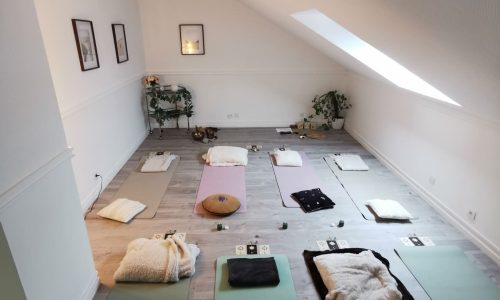 salle été équipée pour une séance de méditation